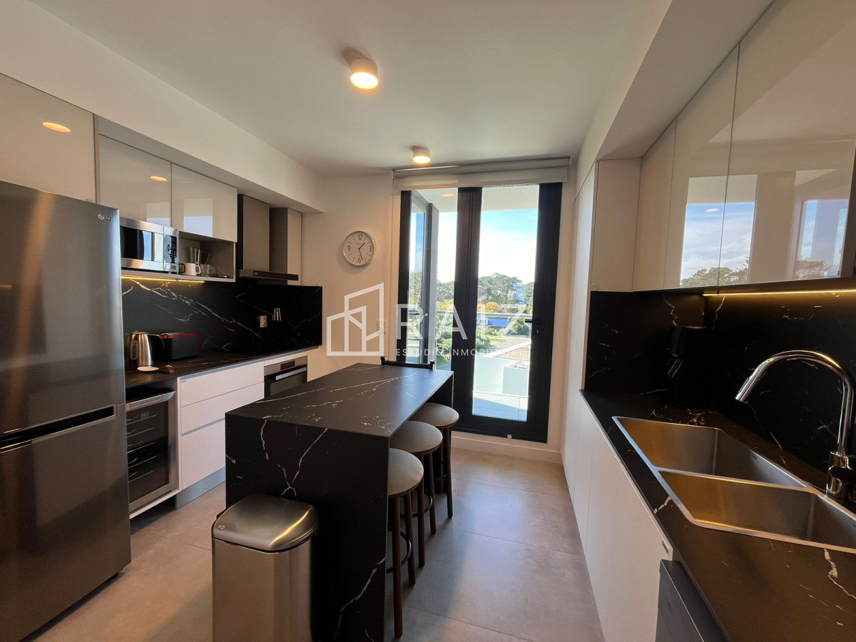 Apartamento ID.10561 - APARTAMENTO 3 DORMITORIOS ALQUILER ANUAL MANSA - EDIFICIO DE EXCELENTE CATEGORIA