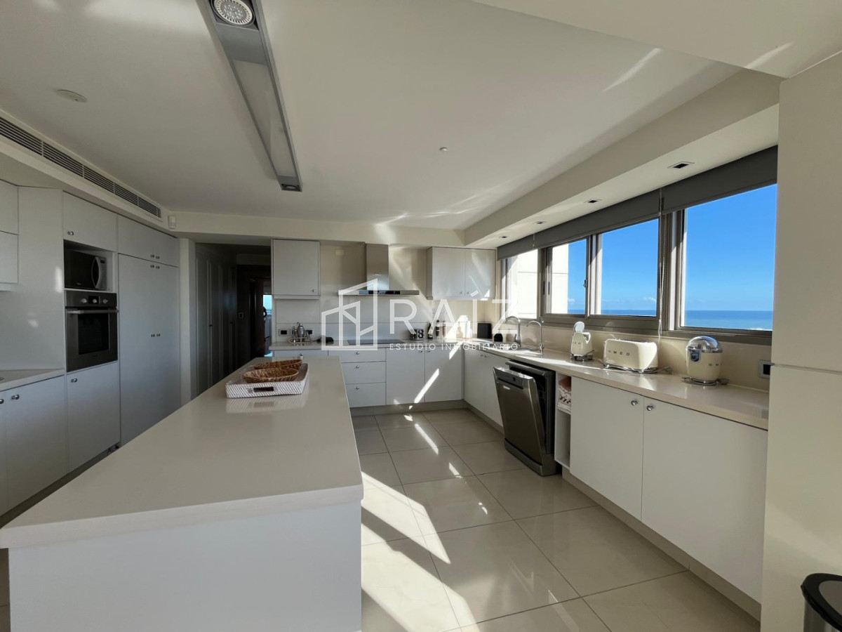 Apartamento ID.11858 - VENTA APARTAMENTO 4 DORMITORIOS + DEPENDECIA Y GYM PROPIO PLAYA BRAVA