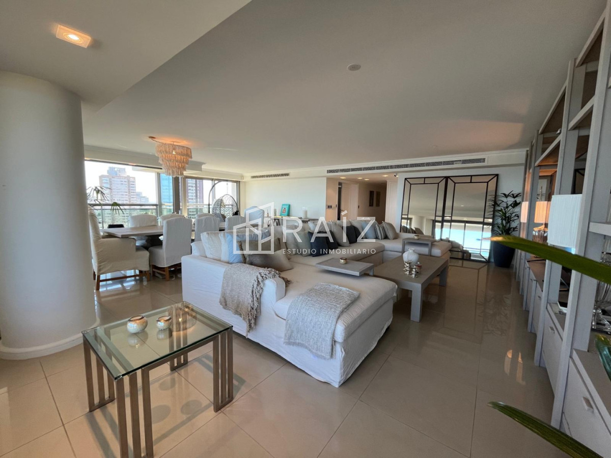 Apartamento ID.11858 - VENTA APARTAMENTO 4 DORMITORIOS + DEPENDECIA Y GYM PROPIO PLAYA BRAVA