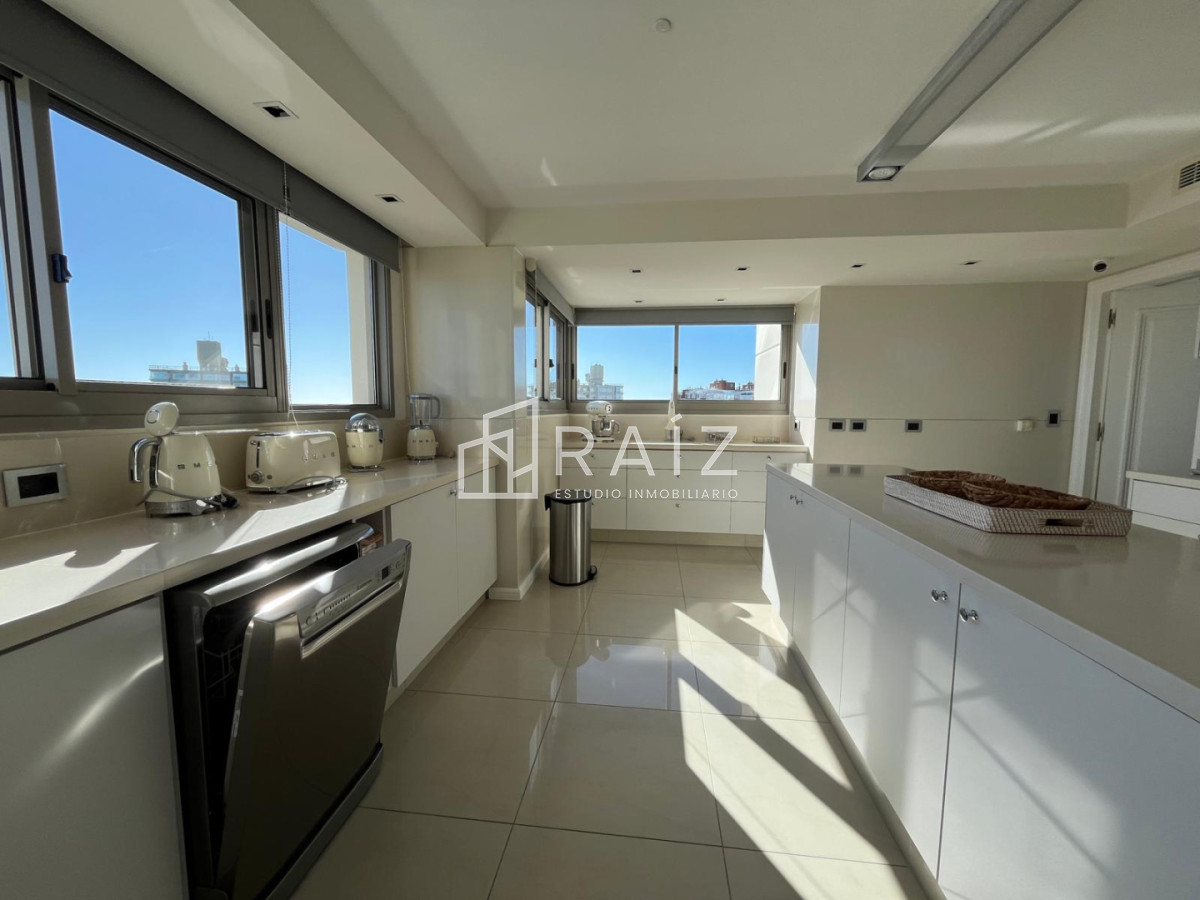 Apartamento ID.11858 - VENTA APARTAMENTO 4 DORMITORIOS + DEPENDECIA Y GYM PROPIO PLAYA BRAVA