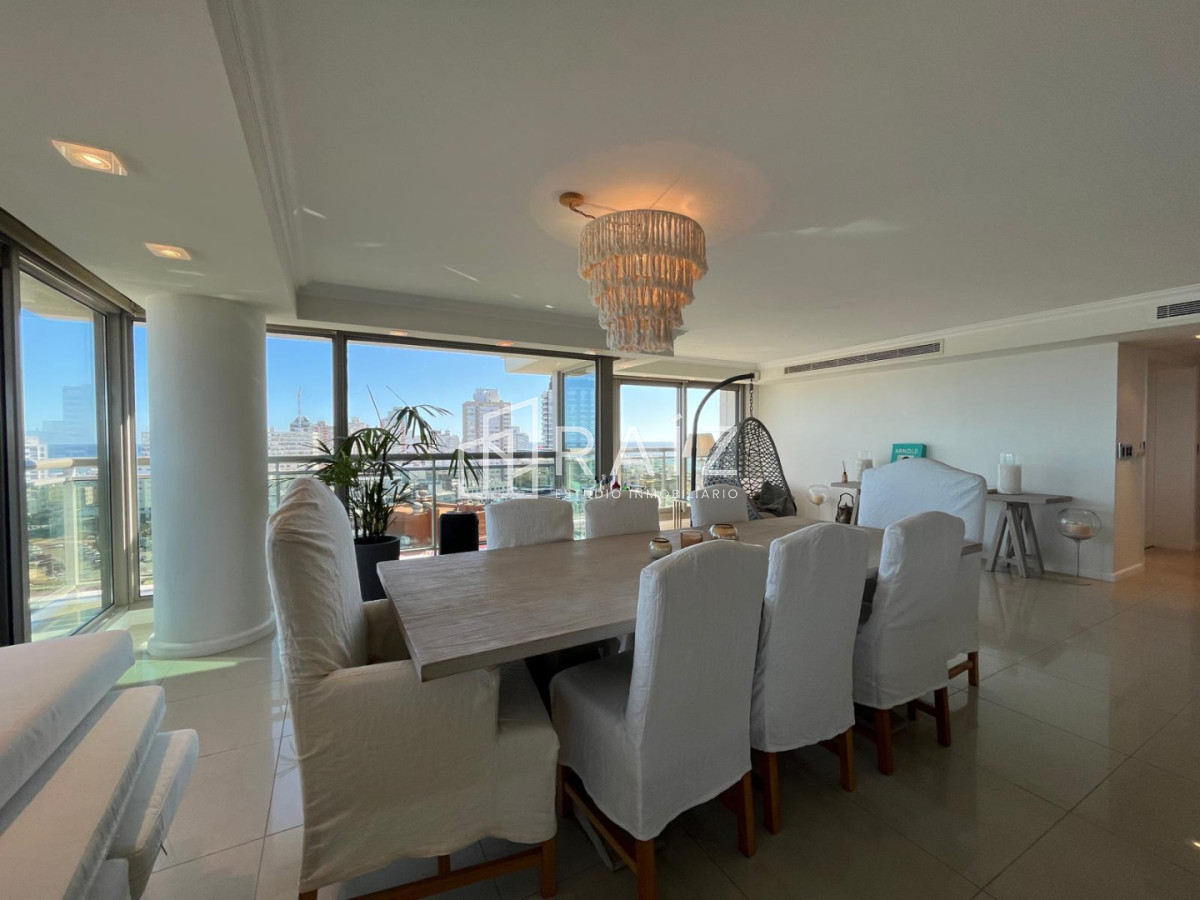 Apartamento ID.11858 - VENTA APARTAMENTO 4 DORMITORIOS + DEPENDECIA Y GYM PROPIO PLAYA BRAVA