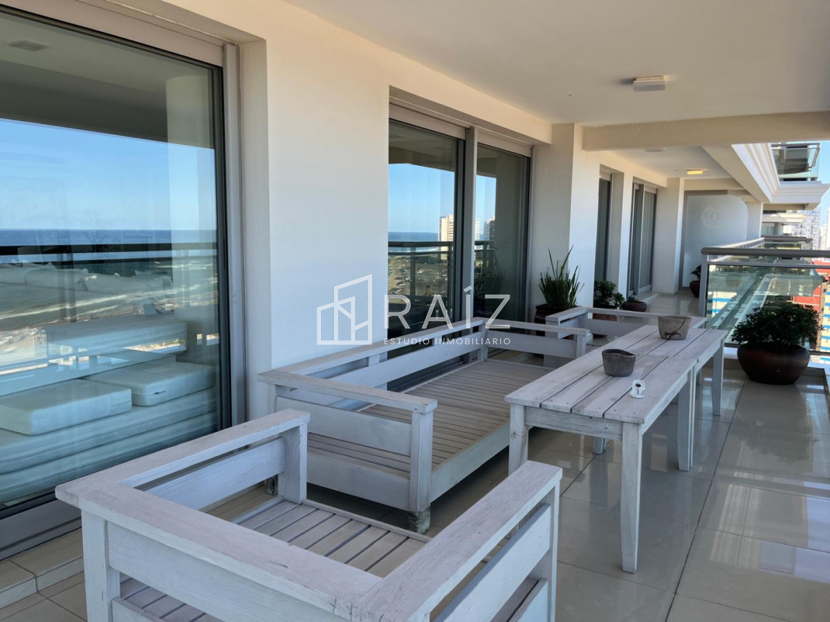 Apartamento ID.11858 - VENTA APARTAMENTO 4 DORMITORIOS + DEPENDECIA Y GYM PROPIO PLAYA BRAVA