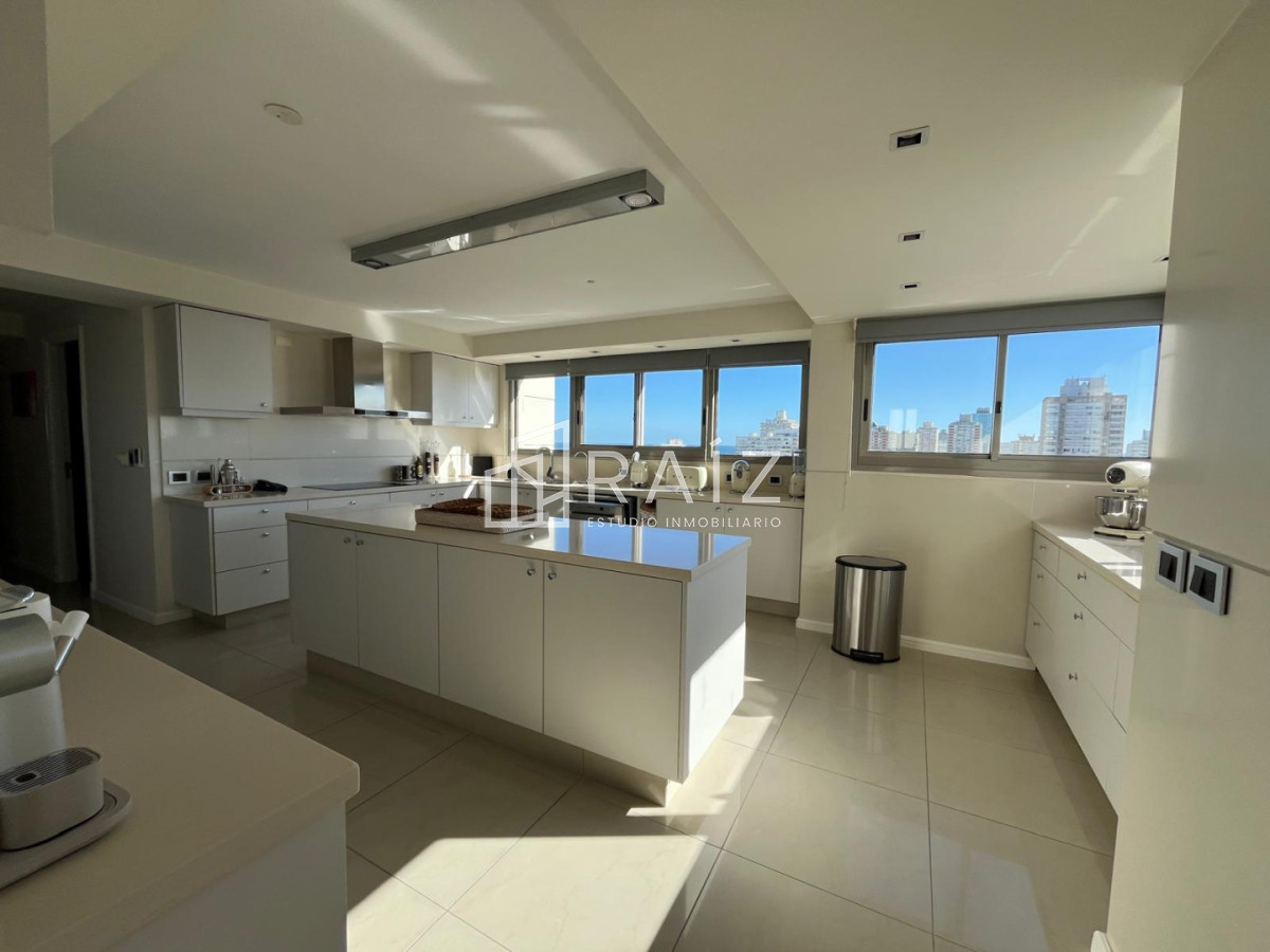 Apartamento ID.11858 - VENTA APARTAMENTO 4 DORMITORIOS + DEPENDECIA Y GYM PROPIO PLAYA BRAVA