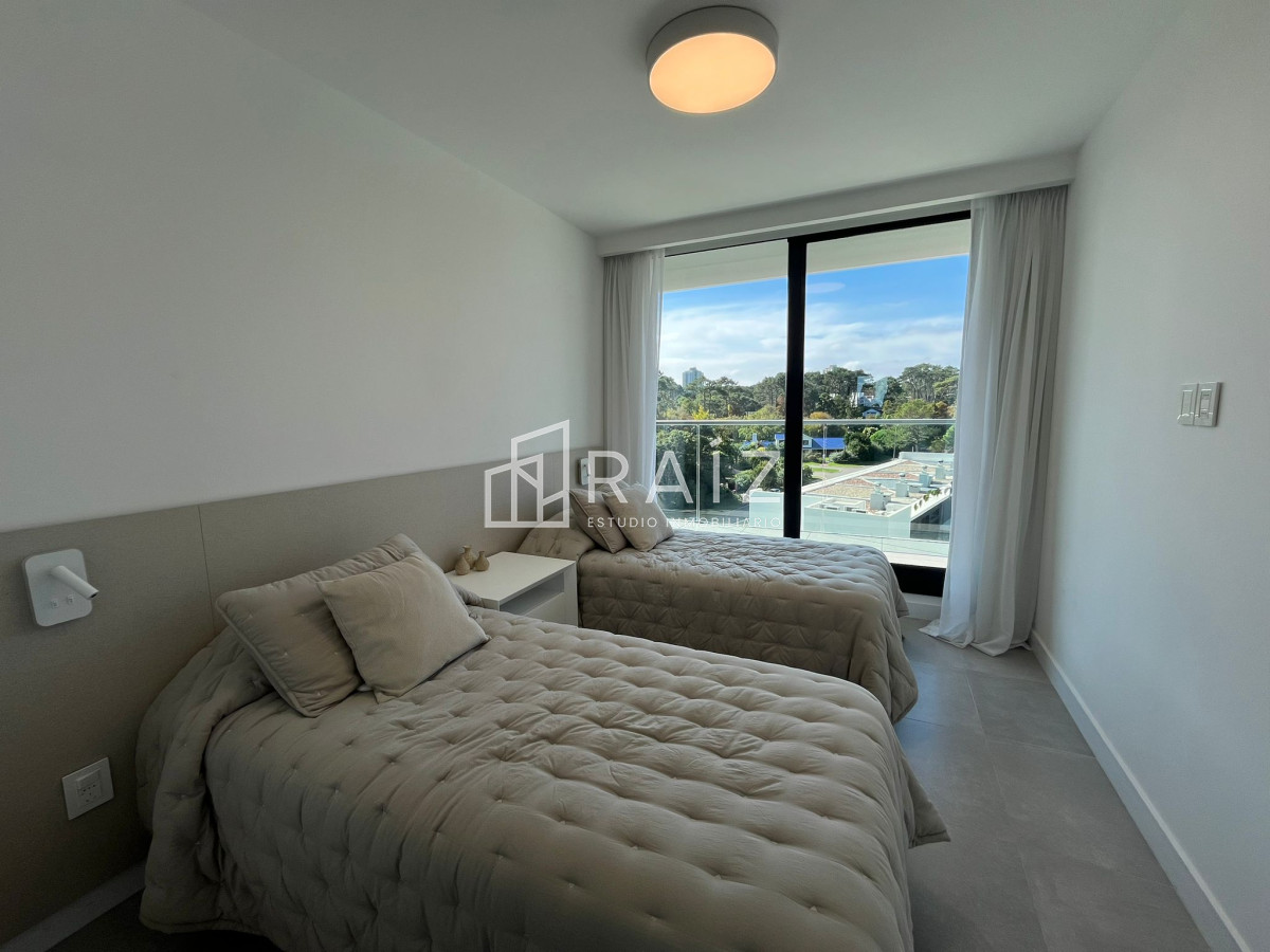 Apartamento ID.10561 - APARTAMENTO 3 DORMITORIOS ALQUILER ANUAL MANSA - EDIFICIO DE EXCELENTE CATEGORIA