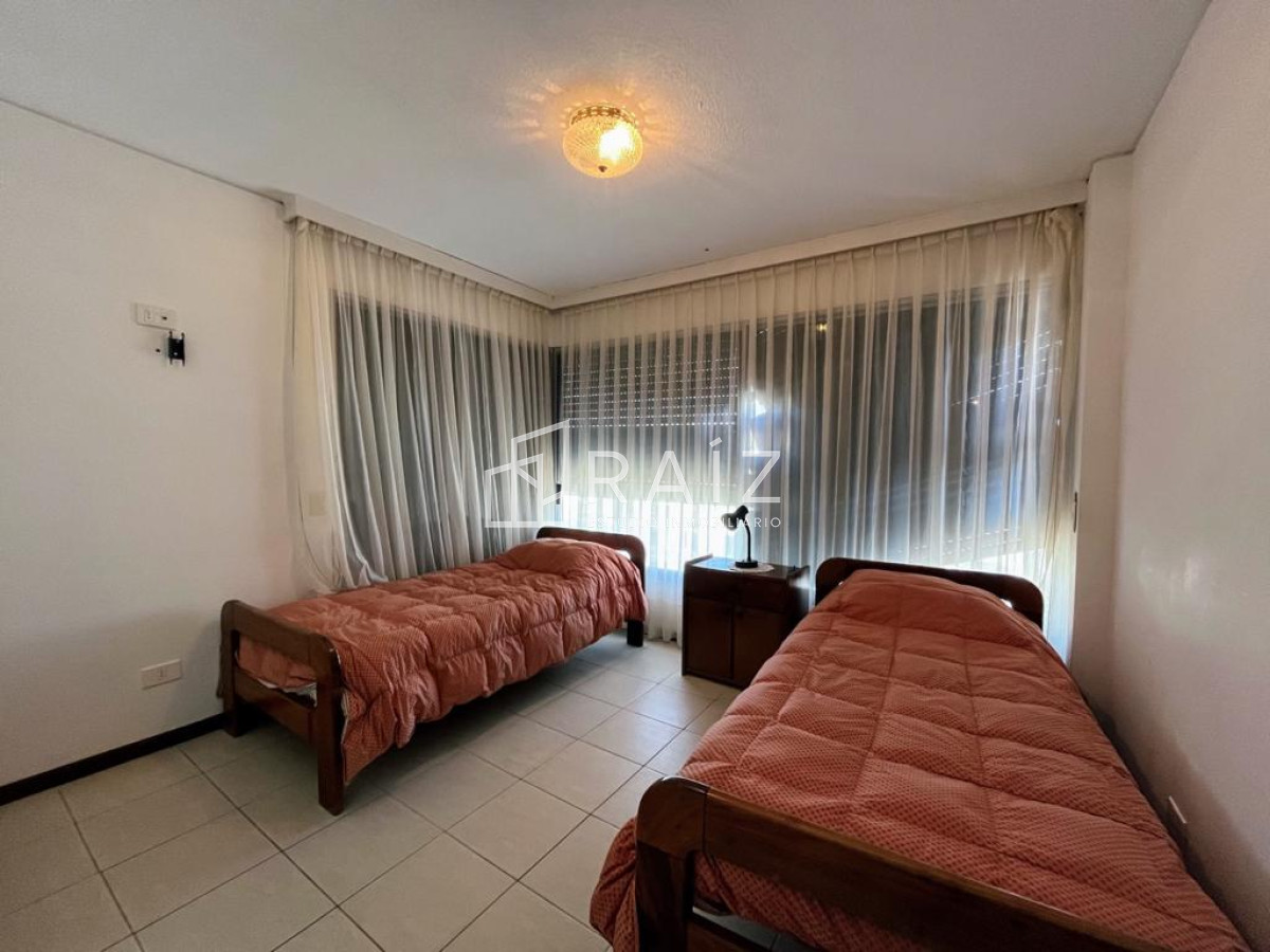 Apartamento ID.5854 - APARTAMENTO 3 DORMITORIOS Y DEPENDENCIA PRIMERA LINEA MANSA