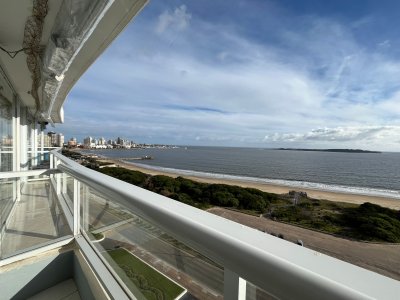 APARTAMENTO EN VENTA 3 DORMITORIOS y DEPENDENCIA PLAYA MANSA