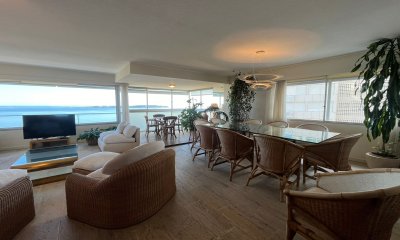 APARTAMENTO EN VENTA 3 DORMITORIOS Y DEPENDENCIA PLAYA MANSA