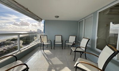 APARTAMENTO EN VENTA 3 DORMITORIOS y DEPENDENCIA PLAYA MANSA