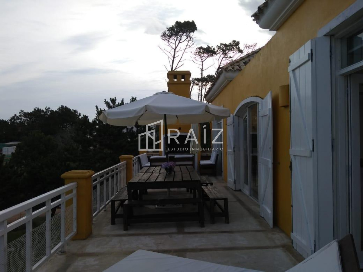 Casa ID.611 - Excelente casa de 5 dormitorios a pasos del mar. EN VENTA!!