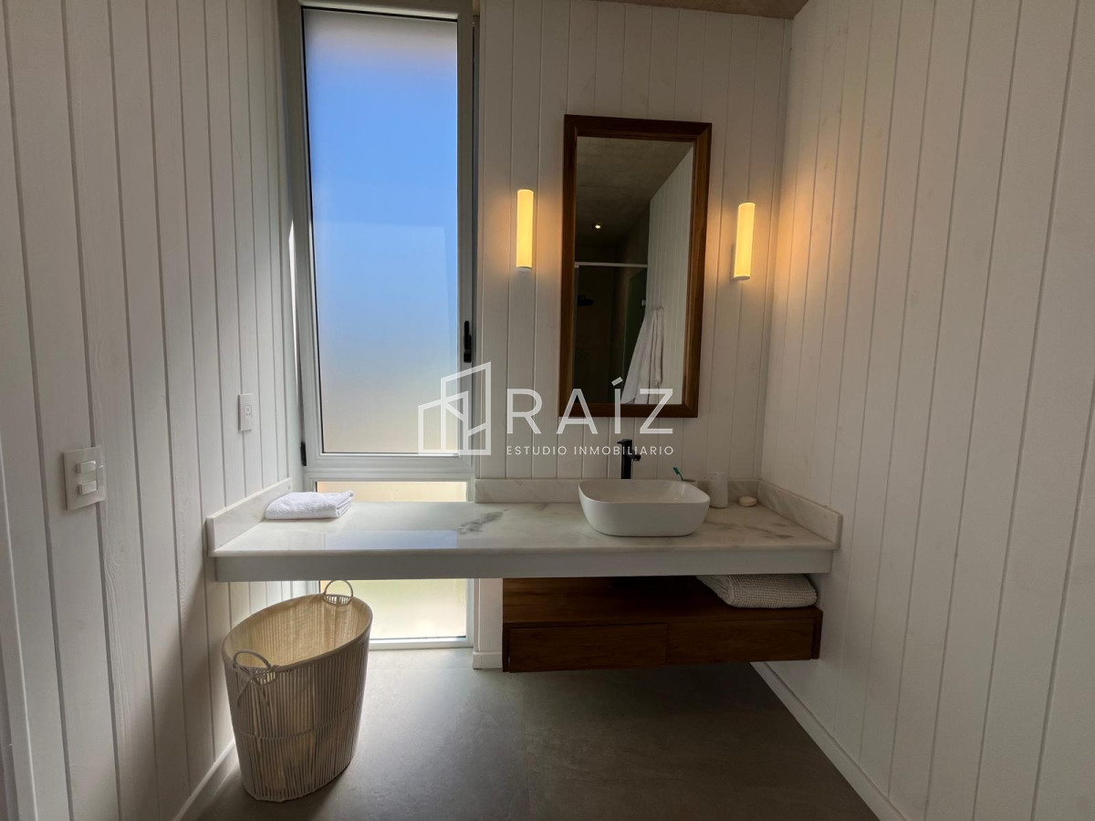 Casa ID.11453 - CASA EN VENTA 5 DORMITORIOS + DEPENDENCIA JOSE IGNACIO