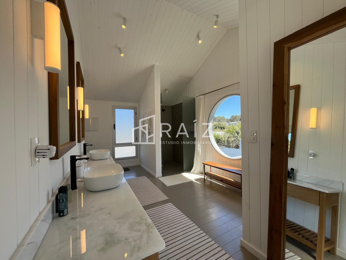 Casa ID.11453 - CASA EN VENTA 5 DORMITORIOS + DEPENDENCIA JOSE IGNACIO