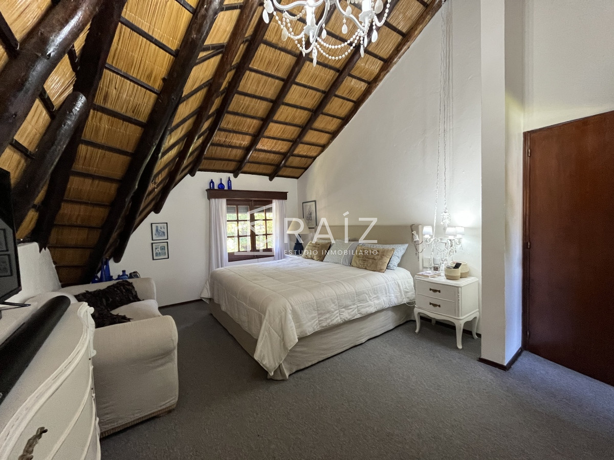 Casa ID.1112 - CASA EN VENTA 3 DORMITORIOS  Y DEPENDENCIA PISCINA PINARES