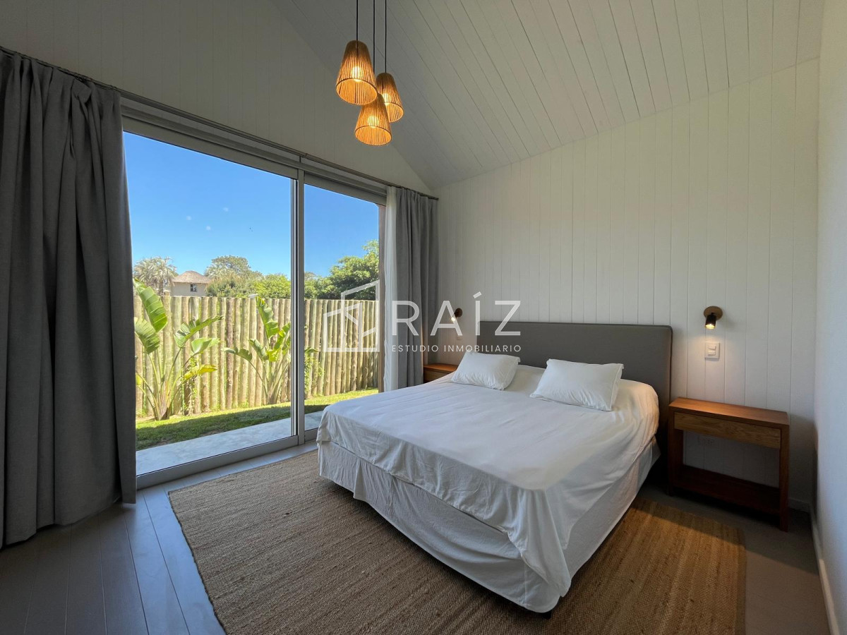 Casa ID.11453 - CASA EN VENTA 5 DORMITORIOS + DEPENDENCIA JOSE IGNACIO