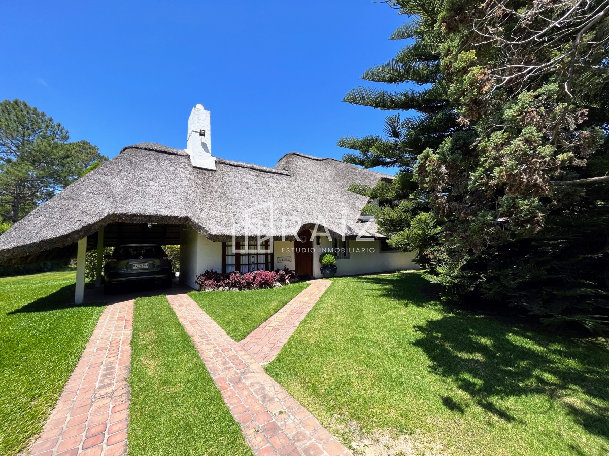 Casa ID.1112 - CASA EN VENTA 3 DORMITORIOS  Y DEPENDENCIA PISCINA PINARES