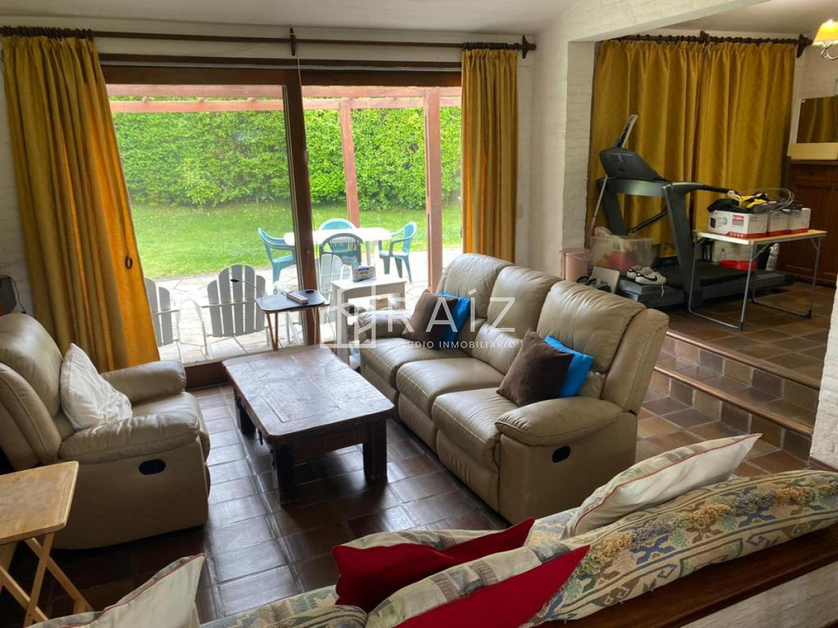 Casa ID.5646 - CASA EN VENTA 3 DORMITORIOS Y DEPENDECIA PINARES