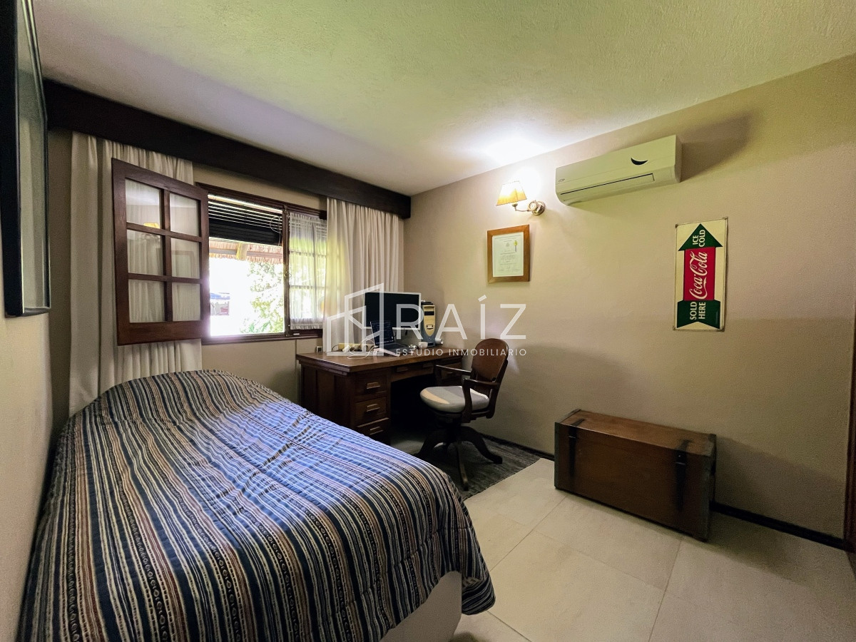 Casa ID.1112 - CASA EN VENTA 3 DORMITORIOS  Y DEPENDENCIA PISCINA PINARES