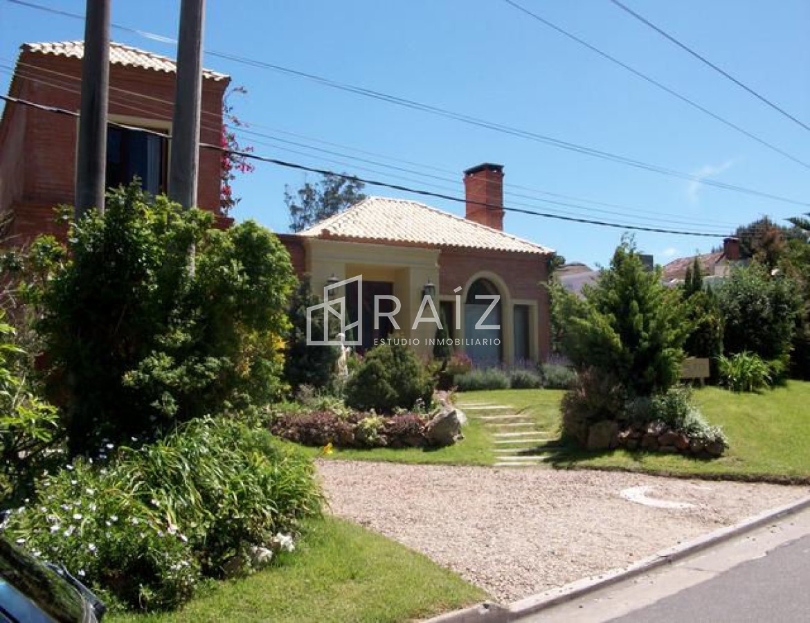 Casa ID.318 - ESTE OESTE