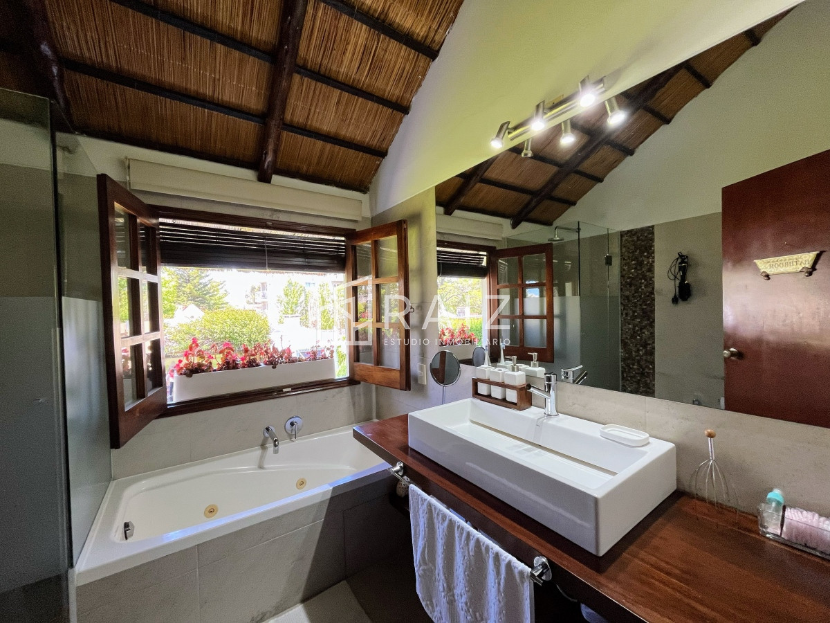 Casa ID.1112 - CASA EN VENTA 3 DORMITORIOS  Y DEPENDENCIA PISCINA PINARES