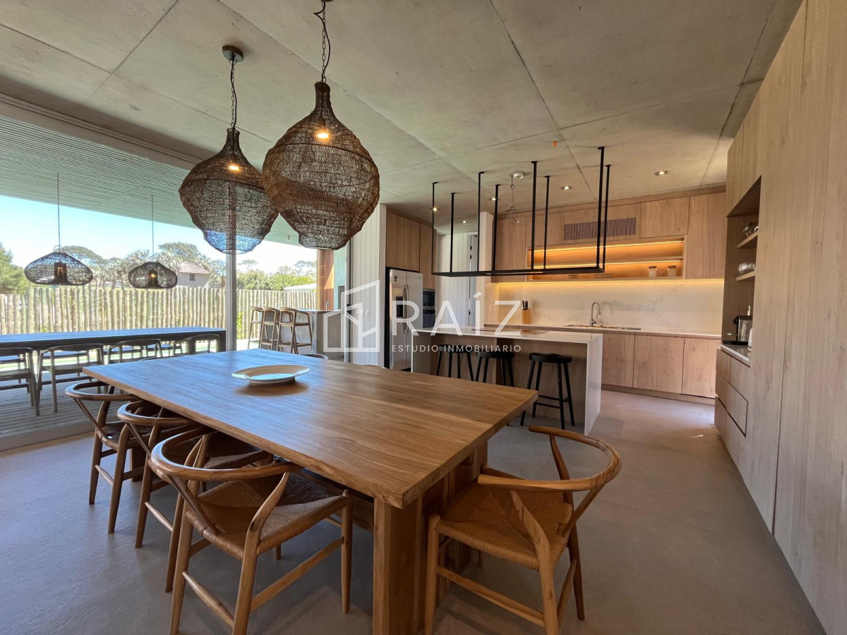 Casa ID.11453 - CASA EN VENTA 5 DORMITORIOS + DEPENDENCIA JOSE IGNACIO