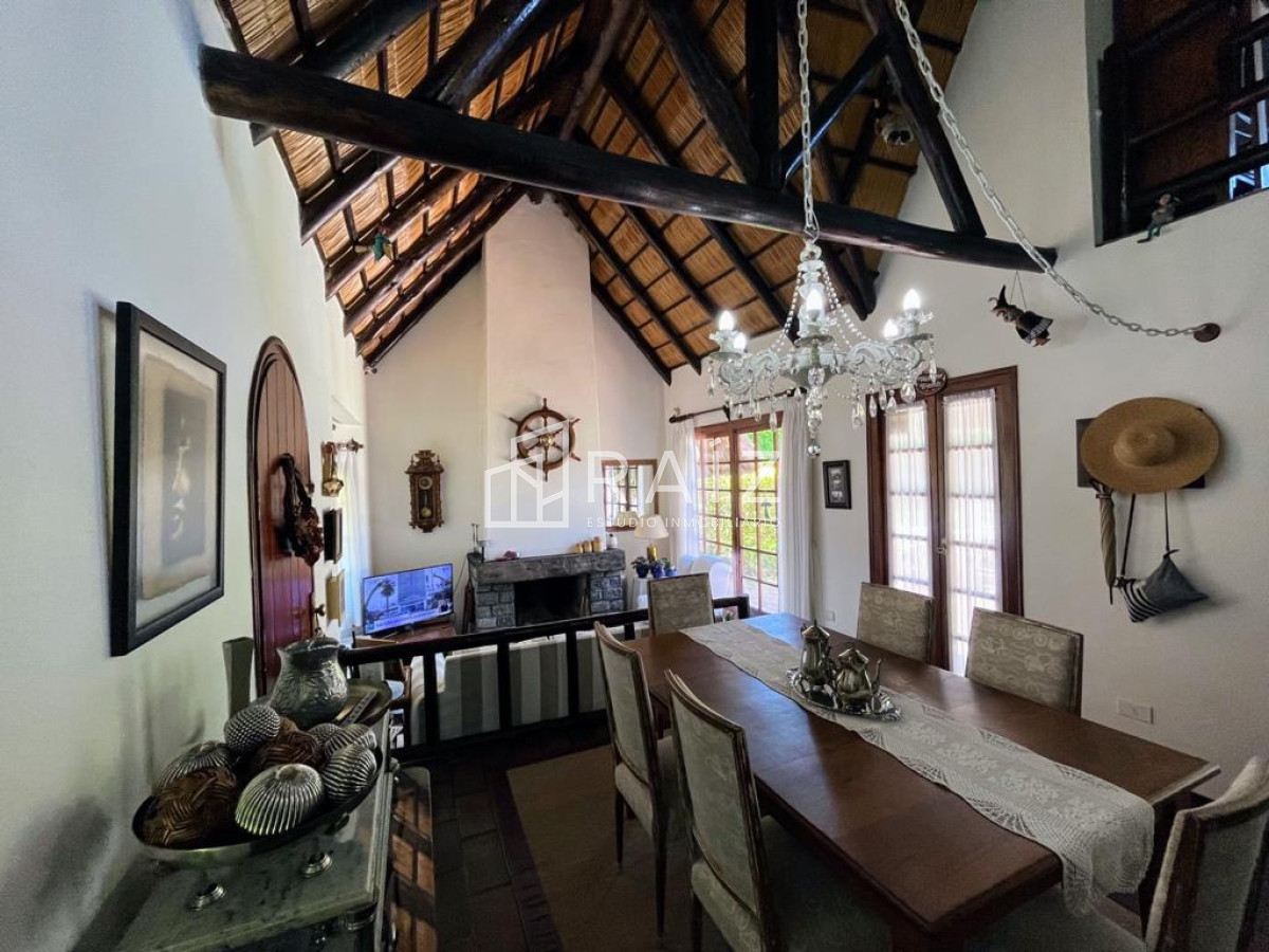 Casa ID.1112 - CASA EN VENTA 3 DORMITORIOS  Y DEPENDENCIA PISCINA PINARES