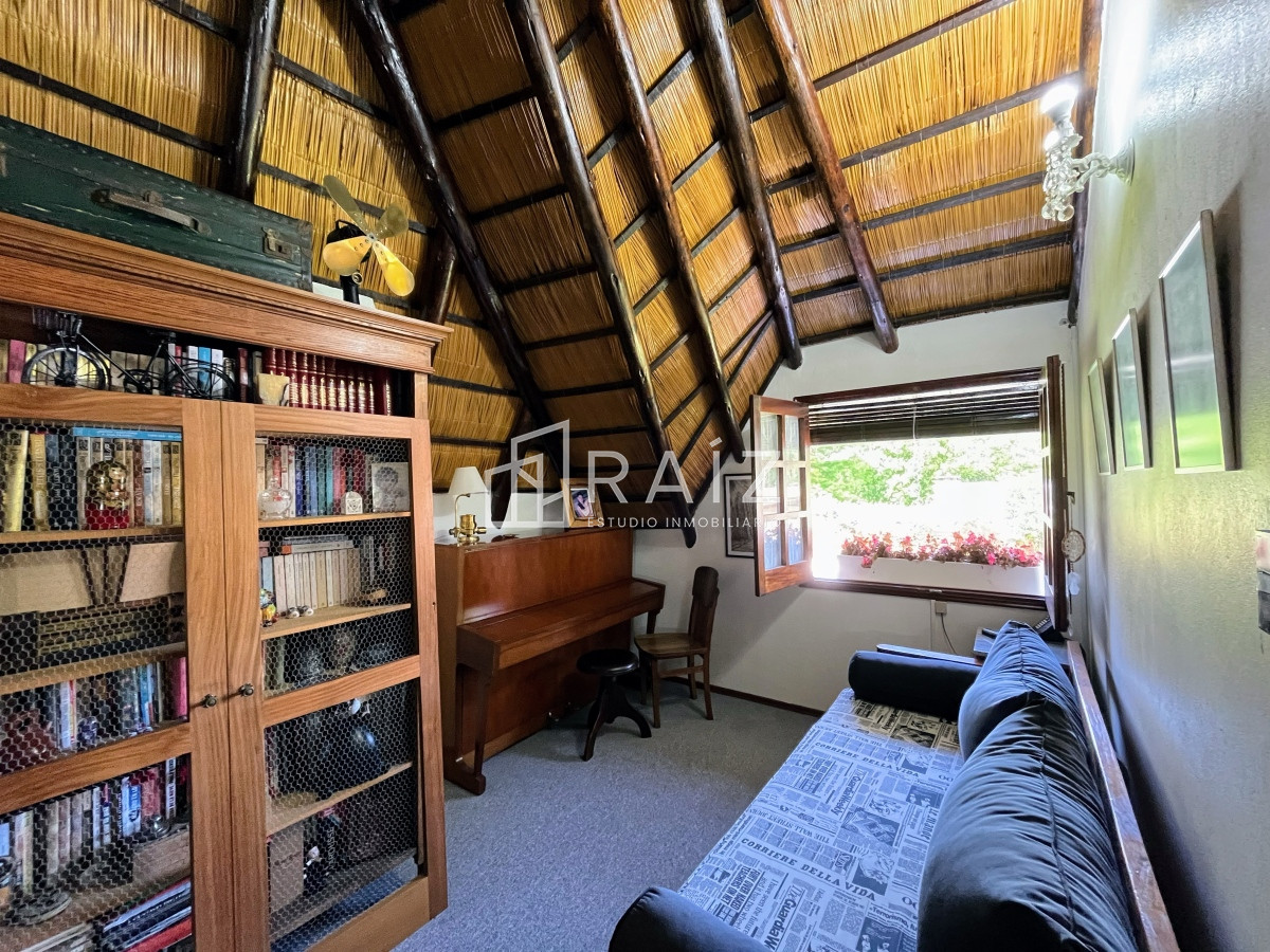 Casa ID.1112 - CASA EN VENTA 3 DORMITORIOS  Y DEPENDENCIA PISCINA PINARES