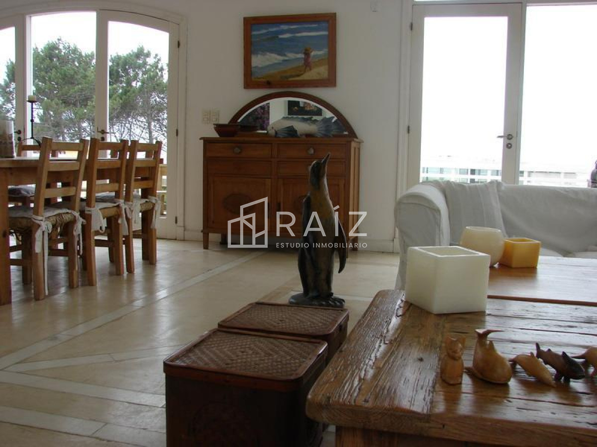 Casa ID.611 - Excelente casa de 5 dormitorios a pasos del mar. EN VENTA!!