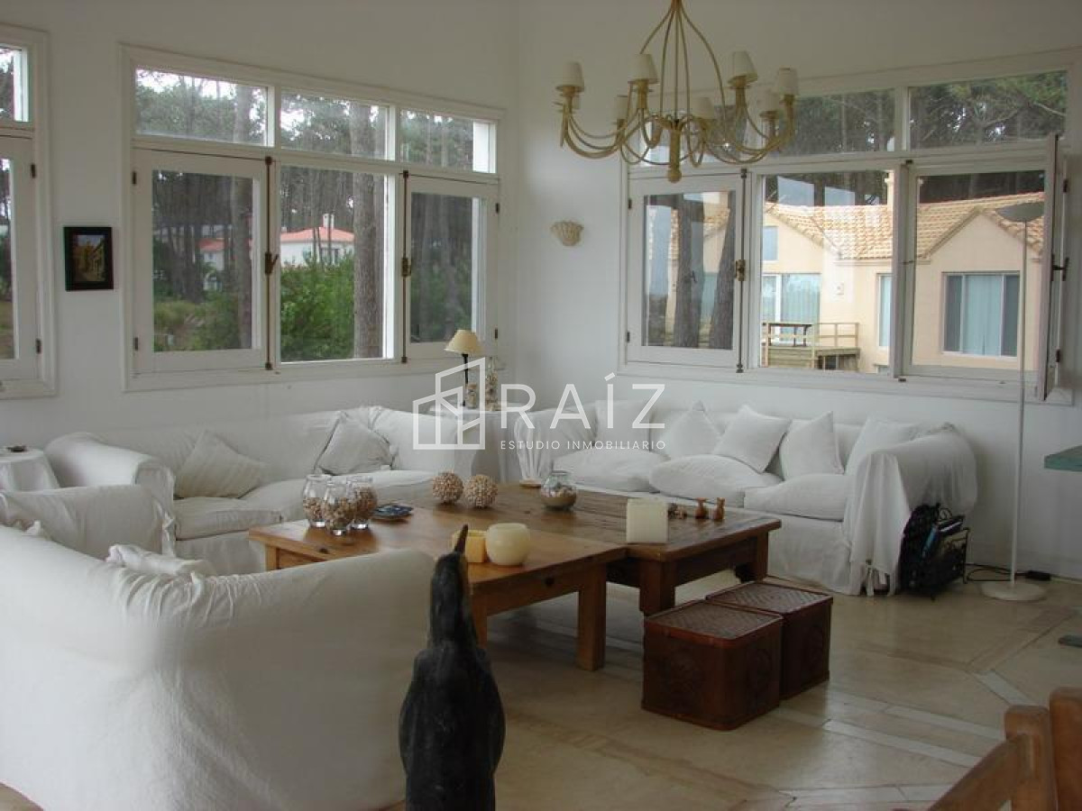 Casa ID.611 - Excelente casa de 5 dormitorios a pasos del mar. EN VENTA!!