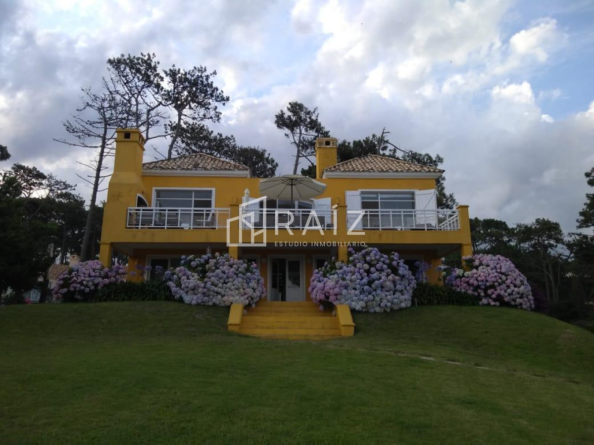 Casa ID.611 - Excelente casa de 5 dormitorios a pasos del mar. EN VENTA!!