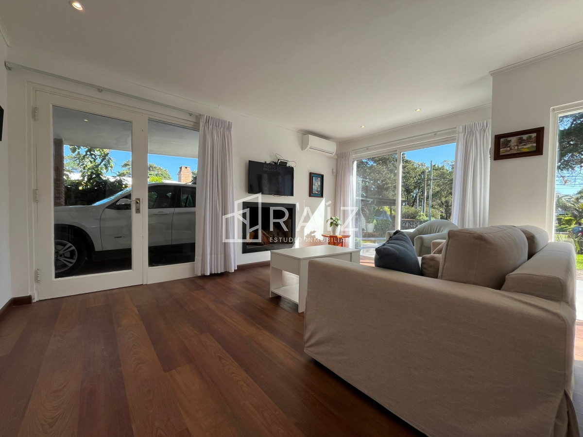 Casa ID.9521 - CASA EN VENTA DE 3 DORMITORIOS Y DEPENDENCIA PISCINA CLIMATIZADA SOLANAS 