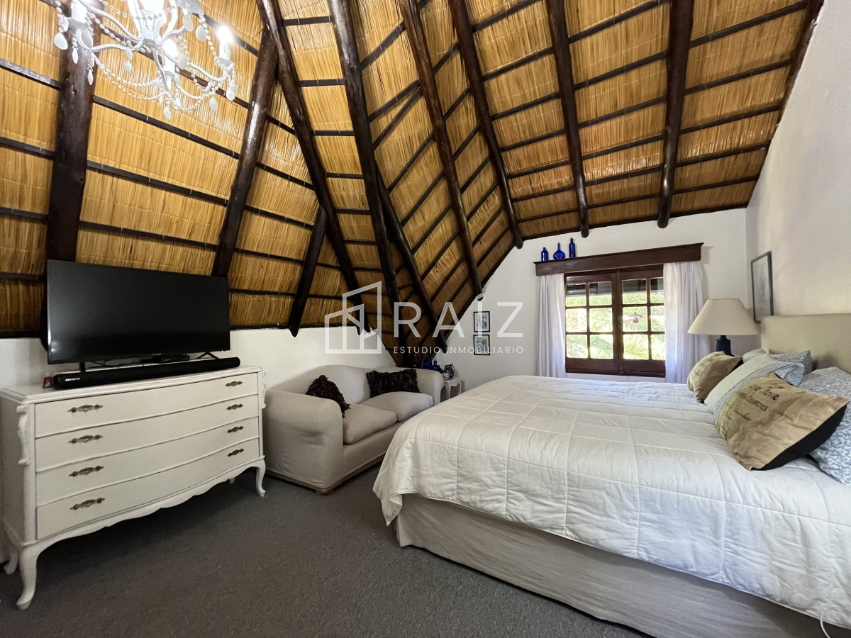 Casa ID.1112 - CASA EN VENTA 3 DORMITORIOS  Y DEPENDENCIA PISCINA PINARES