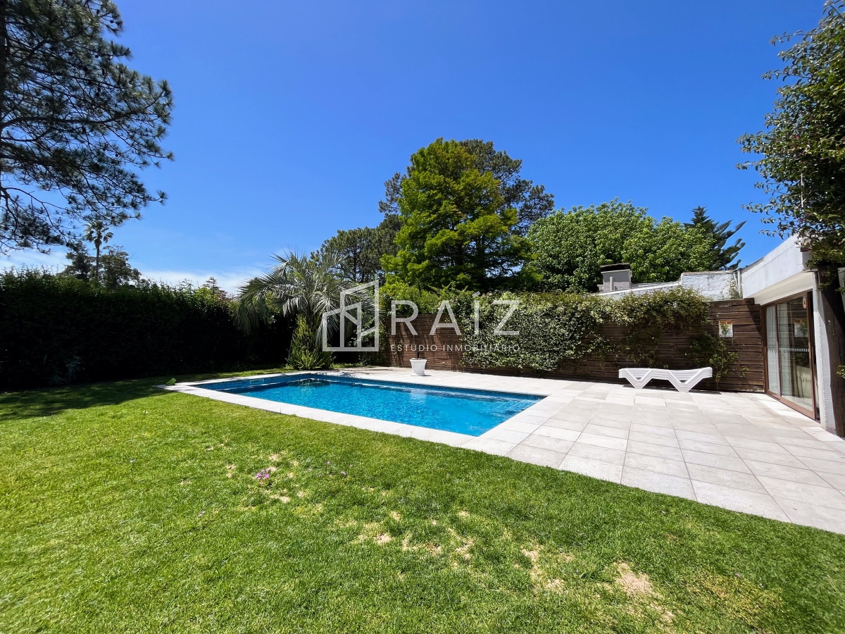 Casa ID.1112 - CASA EN VENTA 3 DORMITORIOS  Y DEPENDENCIA PISCINA PINARES