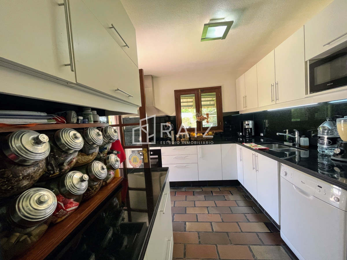 Casa ID.1112 - CASA EN VENTA 3 DORMITORIOS  Y DEPENDENCIA PISCINA PINARES