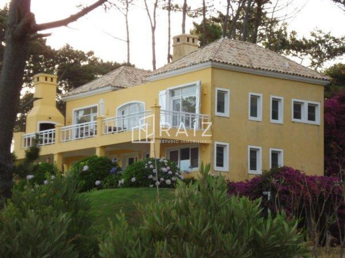 Casa ID.611 - Excelente casa de 5 dormitorios a pasos del mar. EN VENTA!!