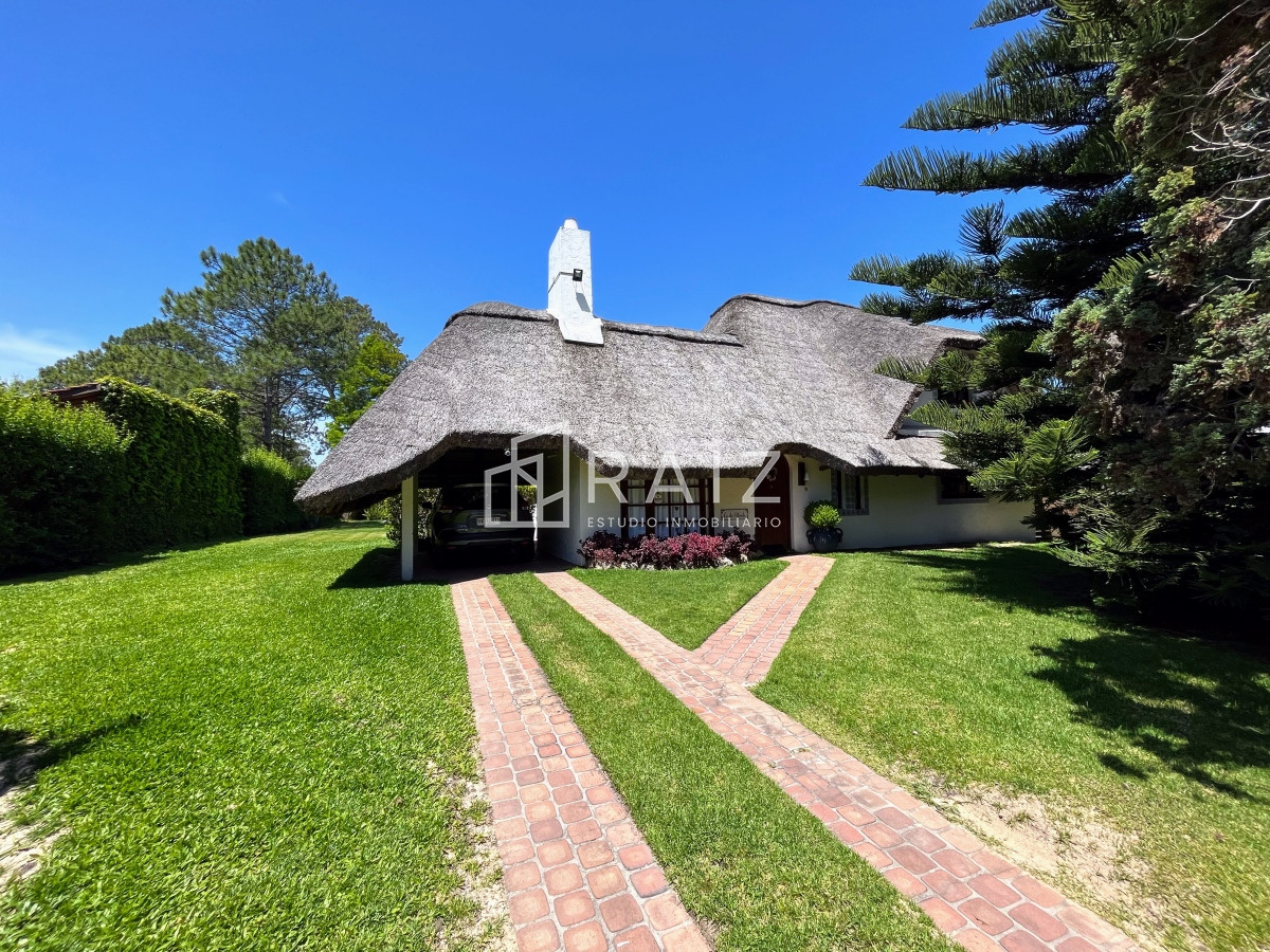 Casa ID.1112 - CASA EN VENTA 3 DORMITORIOS  Y DEPENDENCIA PISCINA PINARES