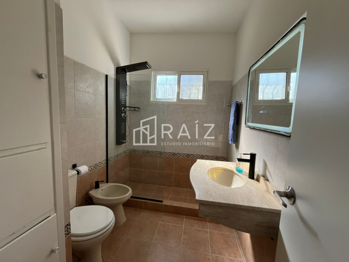 Casa ID.9521 - CASA EN VENTA DE 3 DORMITORIOS Y DEPENDENCIA PISCINA CLIMATIZADA SOLANAS 