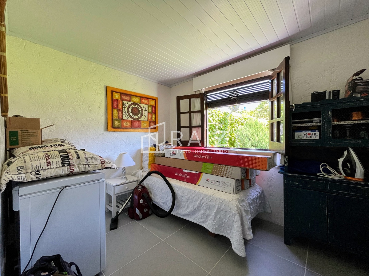 Casa ID.1112 - CASA EN VENTA 3 DORMITORIOS  Y DEPENDENCIA PISCINA PINARES