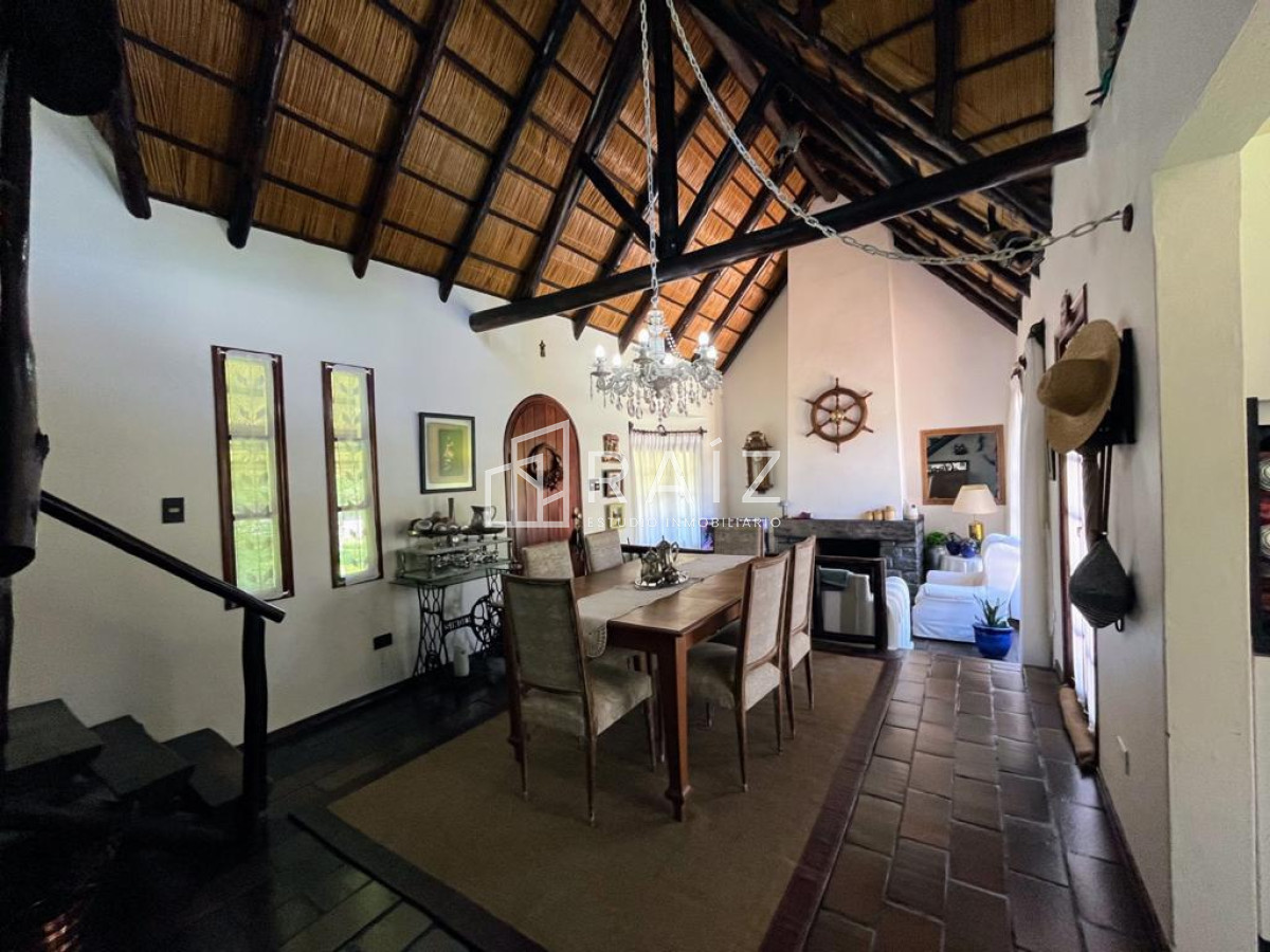 Casa ID.1112 - CASA EN VENTA 3 DORMITORIOS  Y DEPENDENCIA PISCINA PINARES