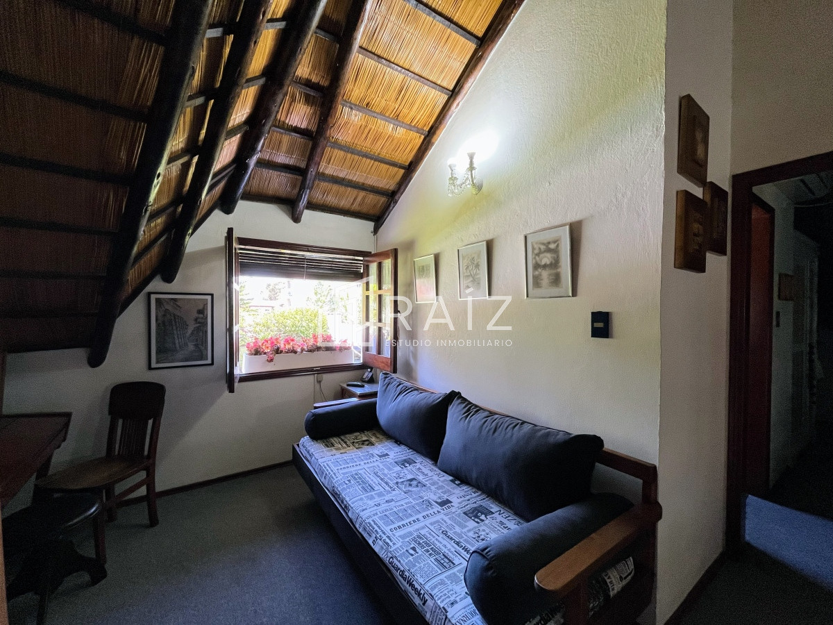 Casa ID.1112 - CASA EN VENTA 3 DORMITORIOS  Y DEPENDENCIA PISCINA PINARES