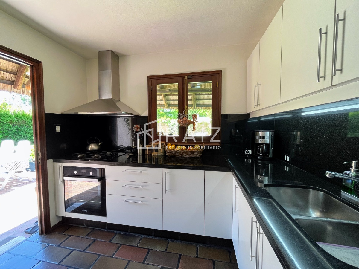 Casa ID.1112 - CASA EN VENTA 3 DORMITORIOS  Y DEPENDENCIA PISCINA PINARES