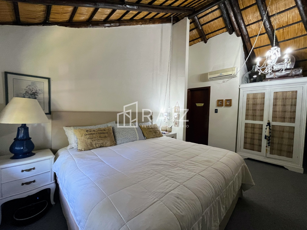 Casa ID.1112 - CASA EN VENTA 3 DORMITORIOS  Y DEPENDENCIA PISCINA PINARES