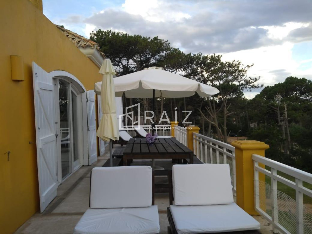 Casa ID.611 - Excelente casa de 5 dormitorios a pasos del mar. EN VENTA!!