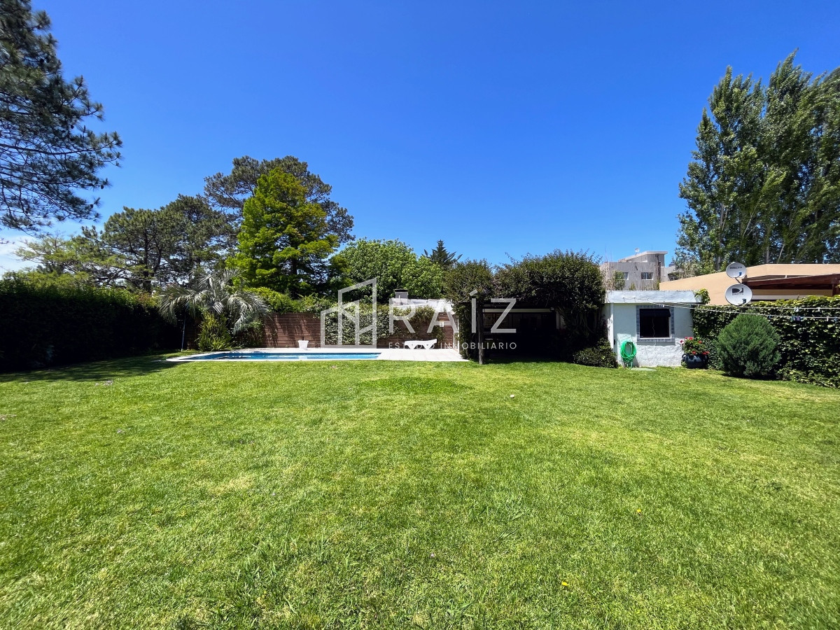 Casa ID.1112 - CASA EN VENTA 3 DORMITORIOS  Y DEPENDENCIA PISCINA PINARES