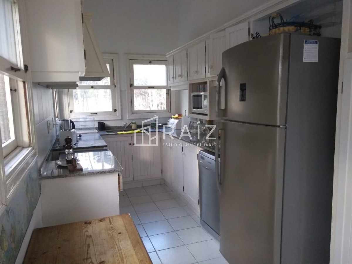 Casa ID.611 - Excelente casa de 5 dormitorios a pasos del mar. EN VENTA!!