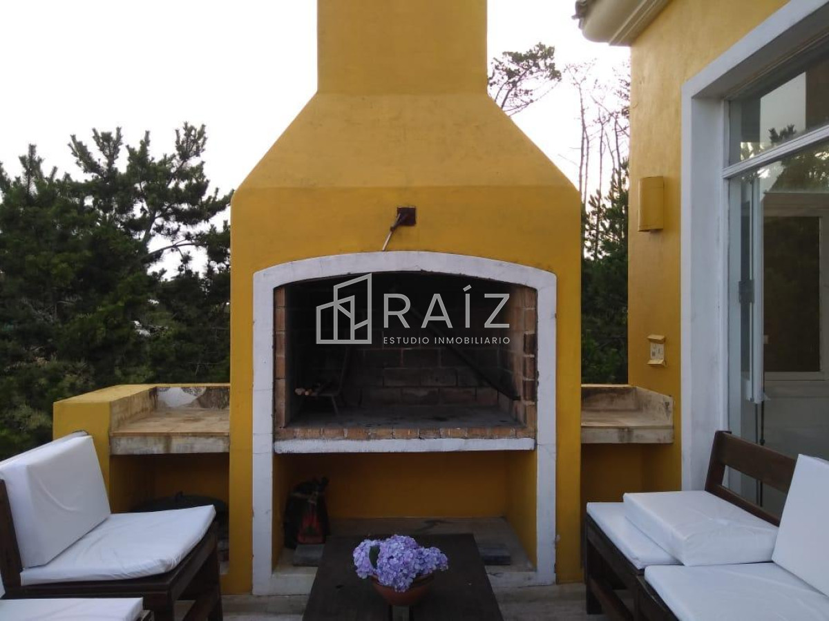 Casa ID.611 - Excelente casa de 5 dormitorios a pasos del mar. EN VENTA!!