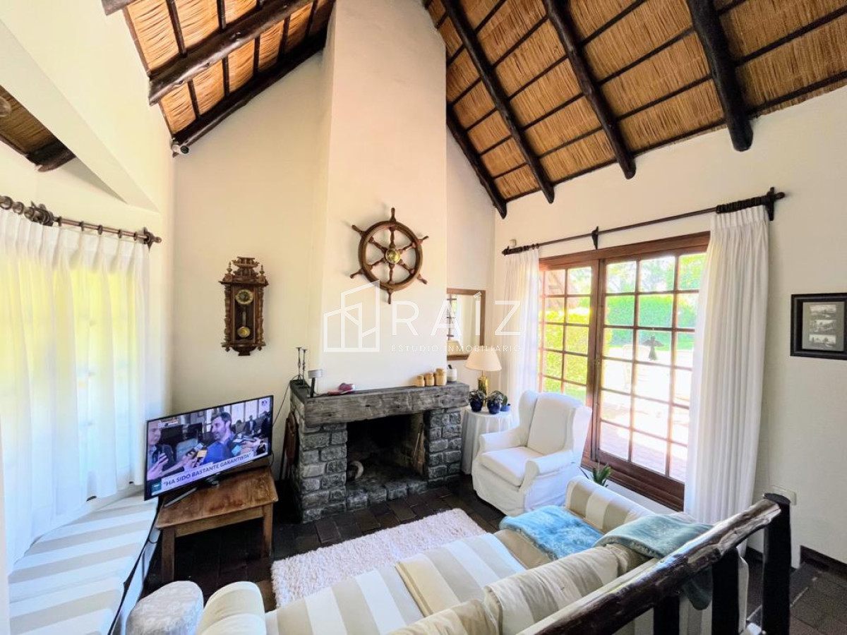 Casa ID.1112 - CASA EN VENTA 3 DORMITORIOS  Y DEPENDENCIA PISCINA PINARES