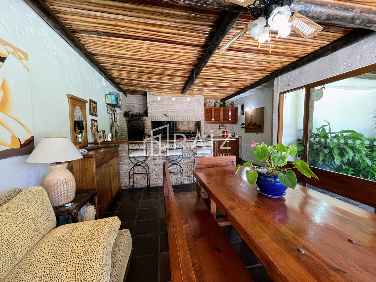 Casa ID.1112 - CASA EN VENTA 3 DORMITORIOS  Y DEPENDENCIA PISCINA PINARES