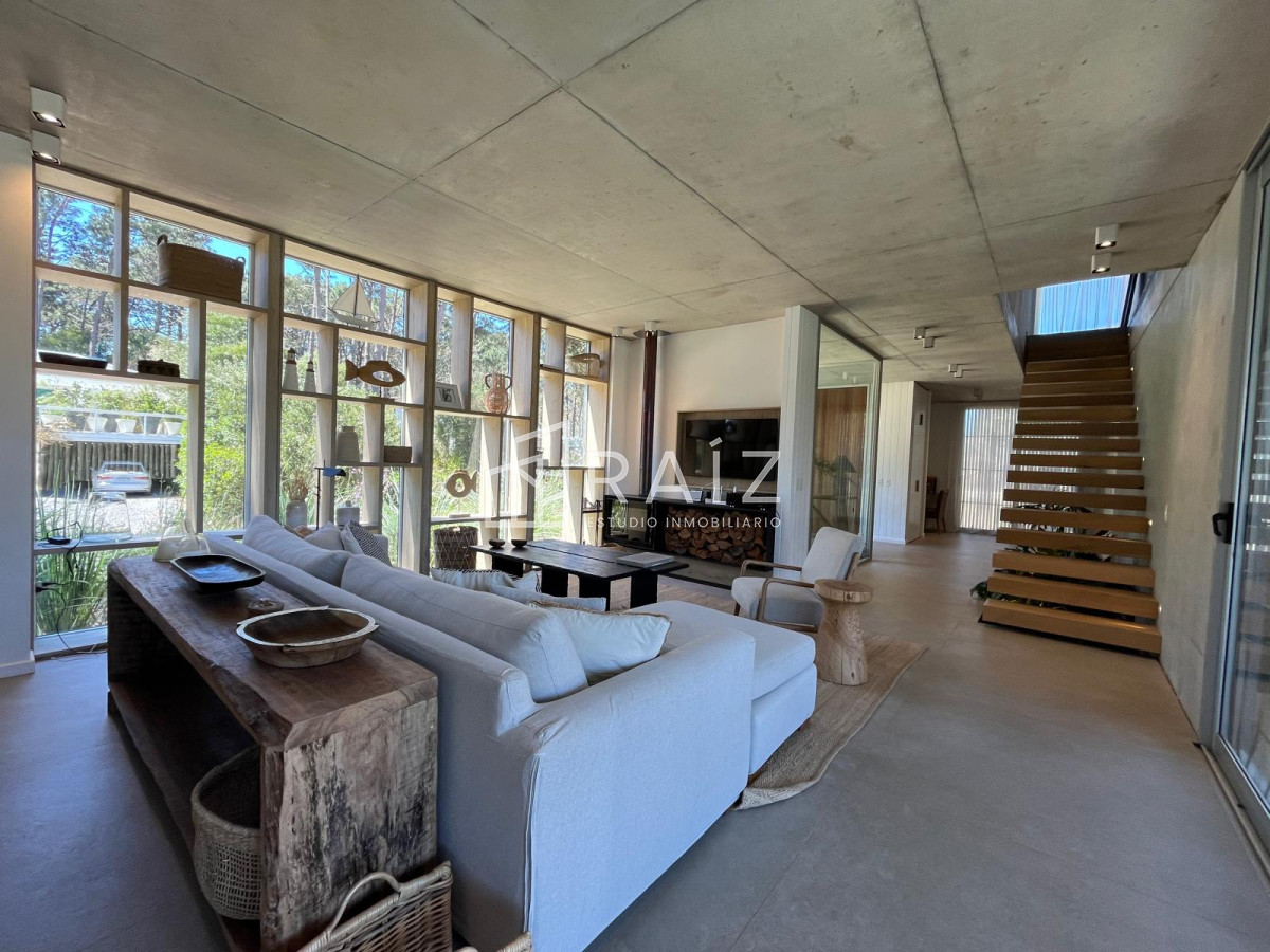 Casa ID.11453 - CASA EN VENTA 5 DORMITORIOS + DEPENDENCIA JOSE IGNACIO