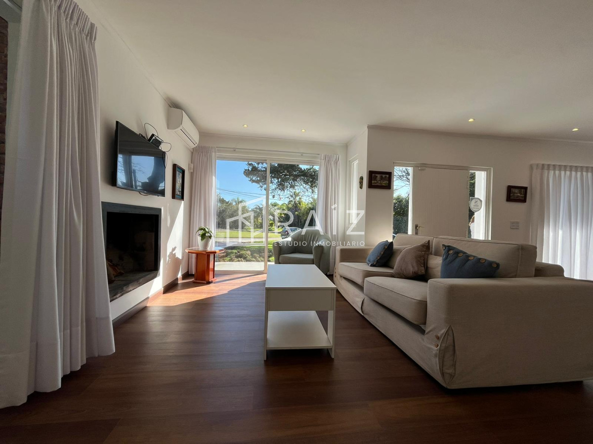 Casa ID.9521 - CASA EN VENTA DE 3 DORMITORIOS Y DEPENDENCIA PISCINA CLIMATIZADA SOLANAS 