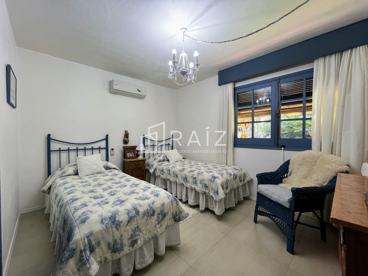 Casa ID.1112 - CASA EN VENTA 3 DORMITORIOS  Y DEPENDENCIA PISCINA PINARES