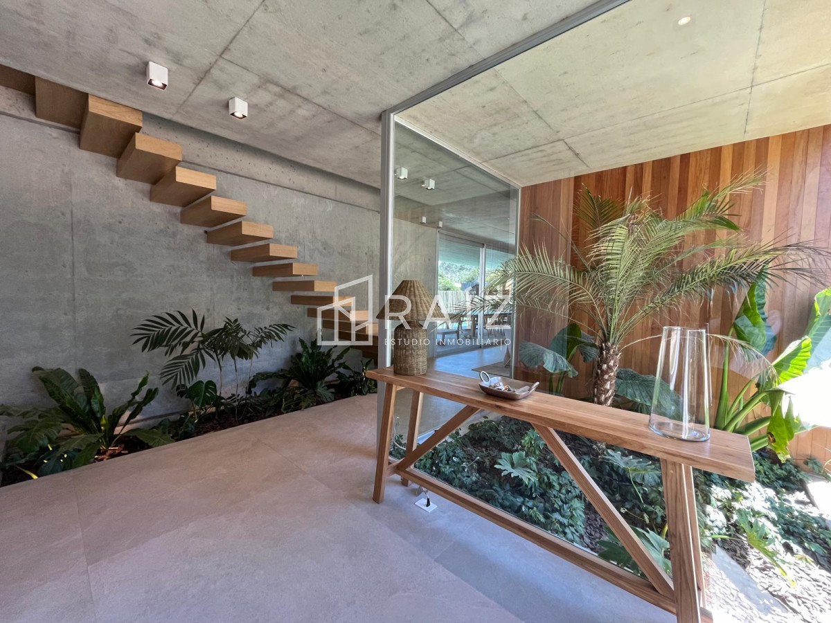 Casa ID.11453 - CASA EN VENTA 5 DORMITORIOS + DEPENDENCIA JOSE IGNACIO